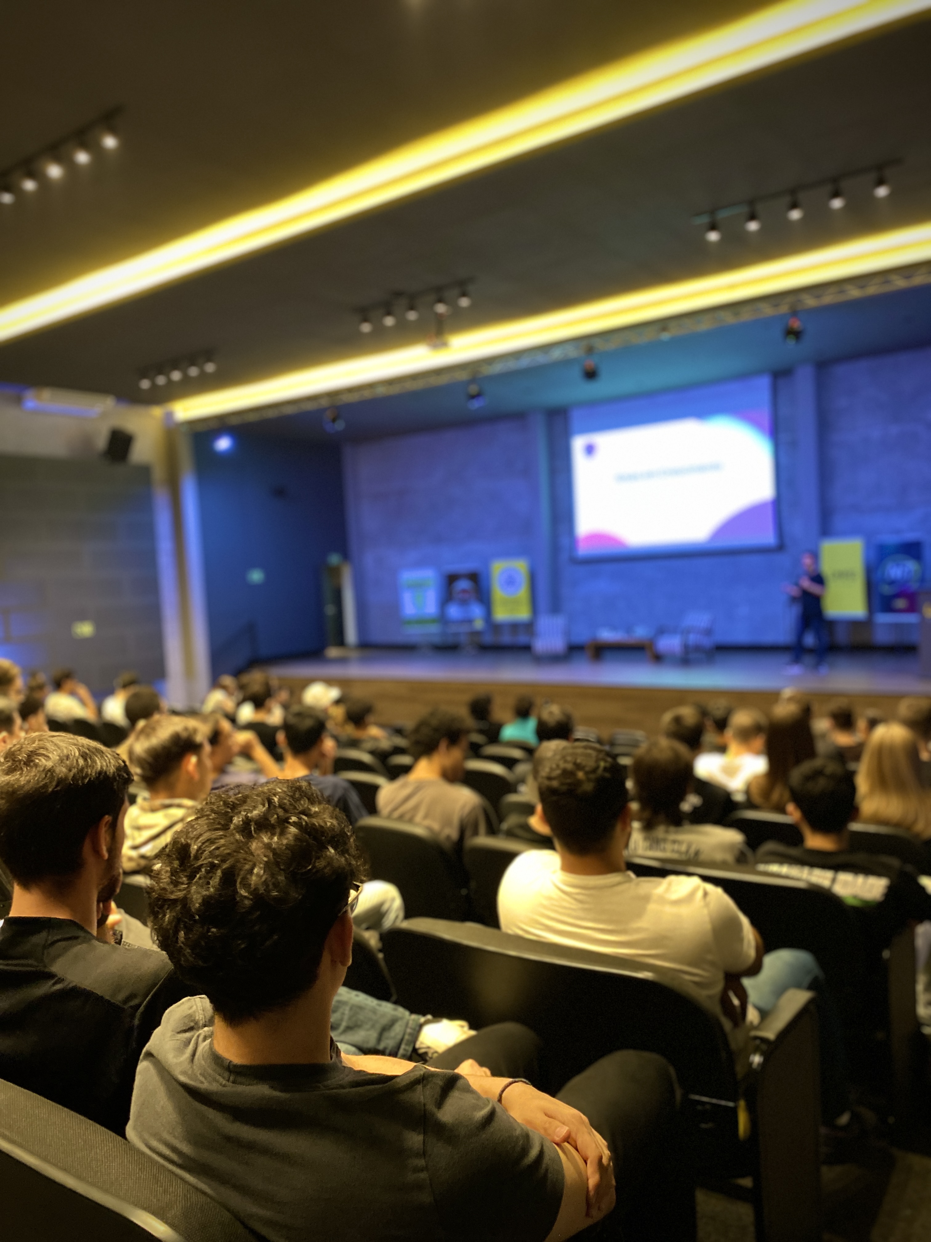 Auditório lotado durante apresentação sobre IA e Mercado de Trabalho