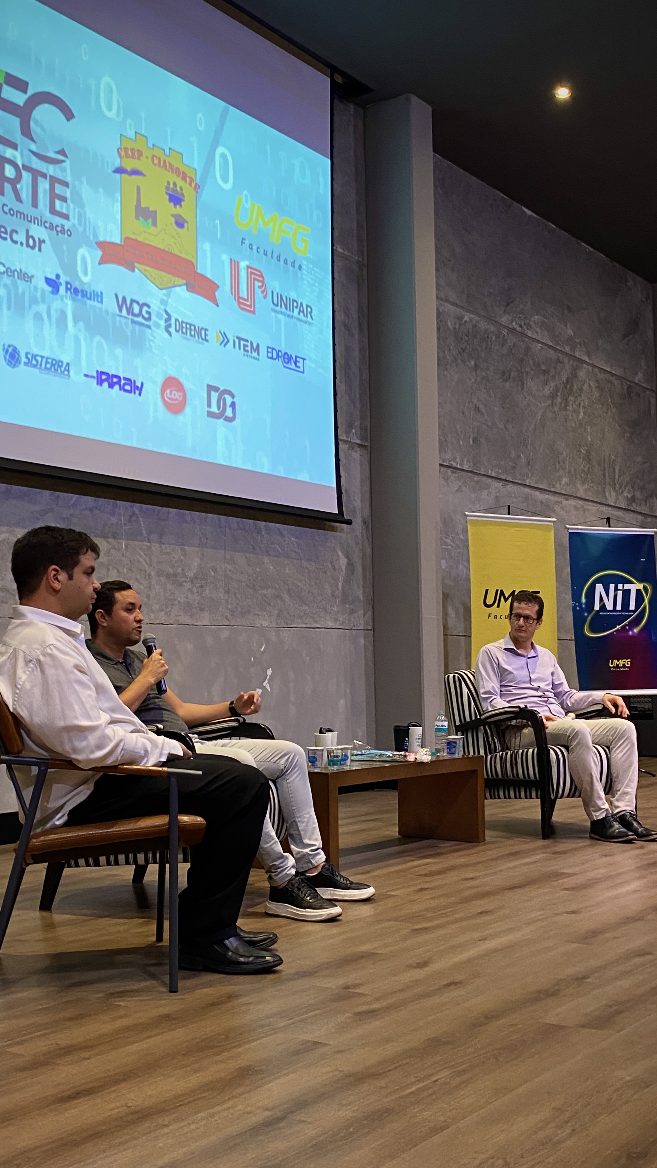 Painel de discussão com palestrantes sobre aplicativos móveis e suporte técnico